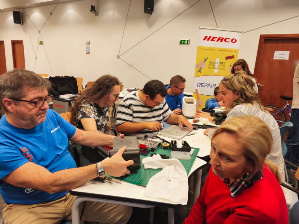 Mesa de trabajo con WD-40, limpiador de contactos y herramientas manuales de Herco.