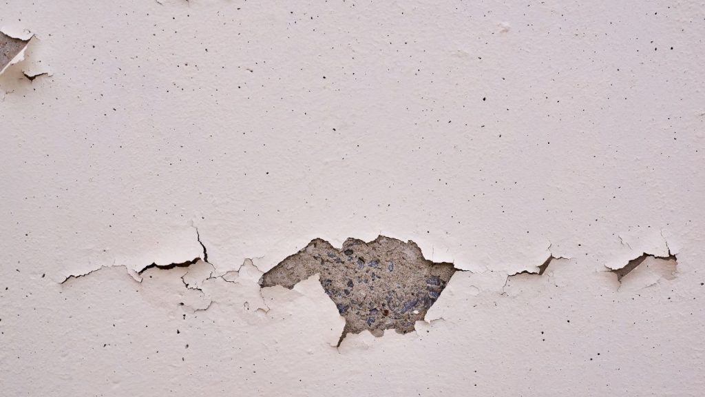 Desconchones, grietas y pintura levantada